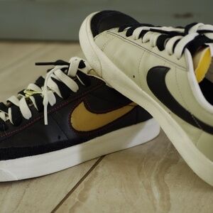 Size 6.5 - Nike Blazer '77 Premium Low Removable Swoosh - Black